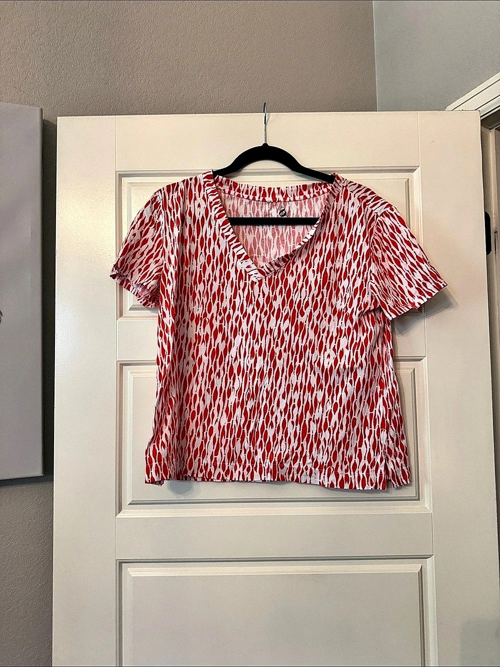 Lou & Grey  Abstract Print V-Neck Top in Red & White Like New